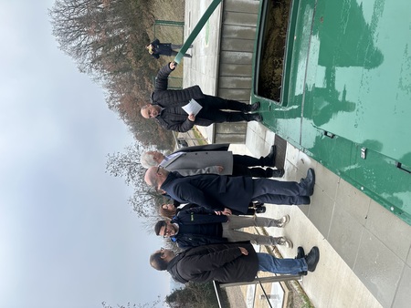 Na fotografiji z leve (v ospredju): direktor JP Komunala Izola Robi Flego, župan Milan Bogatič in Dorjan Kaligarič, vodja enote za kanalizacijo JP Komunala Izola.